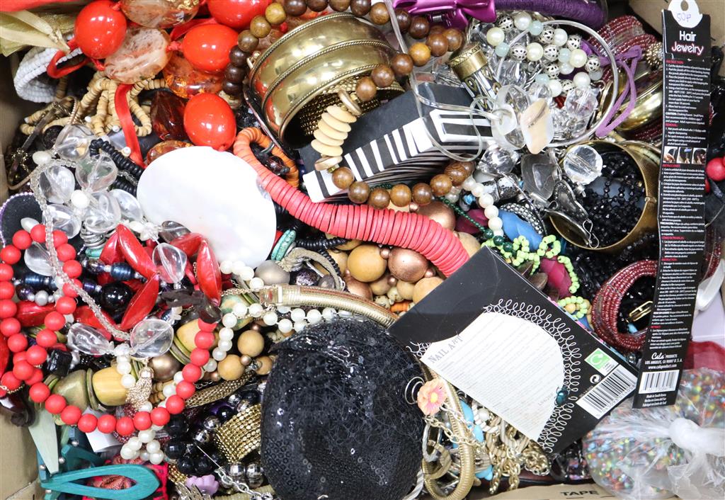 A quantity of costume jewellery